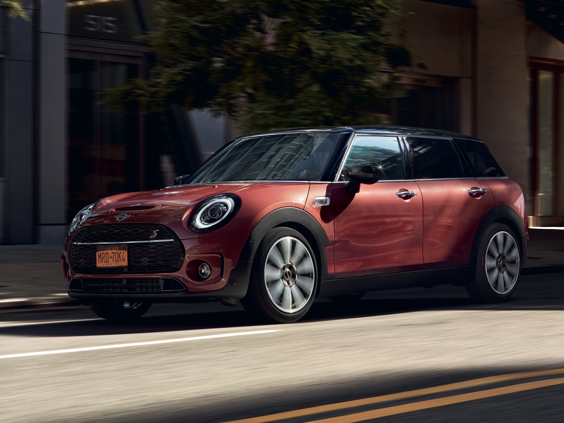 MINI Clubman – rouge et noir – vue latérale